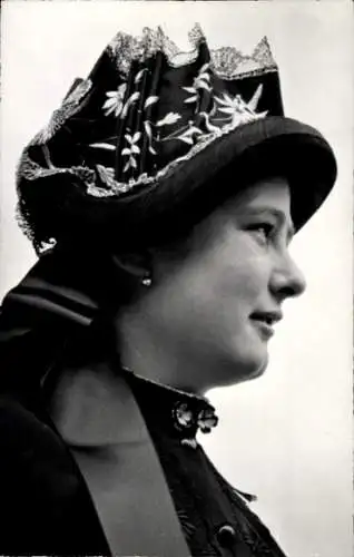 Ak Kanton Wallis, Junge Frau in Volkstracht