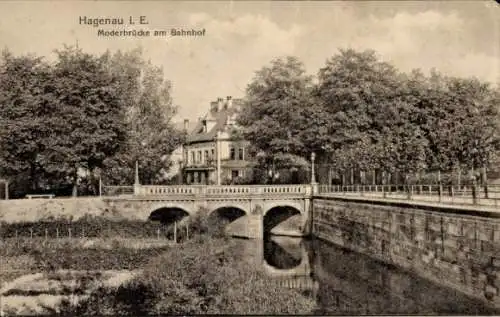 Ak Haguenau Hagenau im Elsass Bas Rhin, Moderbrücke am Bahnhof,Straßenansicht mit Bäumen, Häus...