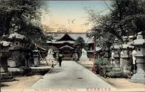 Ak Ueno Tokyo Tokio Japan, Tempel, Ueno Park, große Steinsäulen, Bäume, Weg