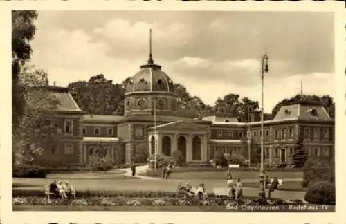 Ak Bad Oeynhausen in Westfalen, Badehaus IV, Gebäude mit Kuppel, Park, Menschen, Bäume
