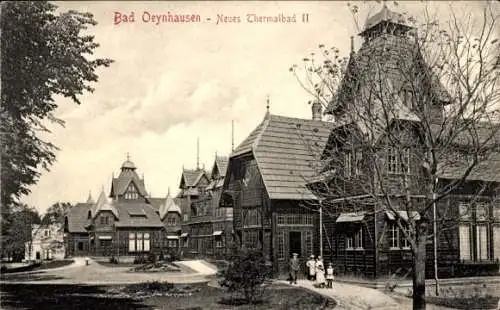 Ak Bad Oeynhausen in Westfalen, Thermalbad II, Holzhäuser, Bäume, Menschen, historischer Stil