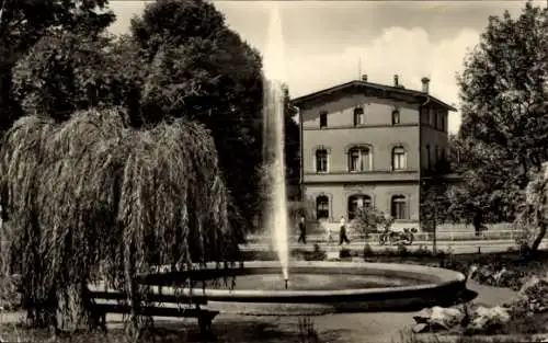 Ak Grimmen in Mecklenburg Vorpommern, Springbrunnen, historisches Gebäude, Spaziergänger, Vege...