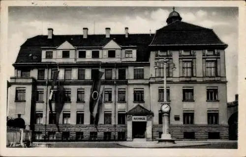 Ak Taucha in Sachsen, Rathaus, Gebäude mit Flaggen, Uhr, Schwarz-Weiß-Foto