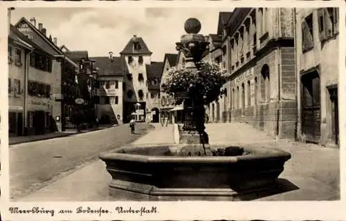 Ak Meersburg am Bodensee, Brunnen, Unterstadt, historische Gebäude, Bodensee