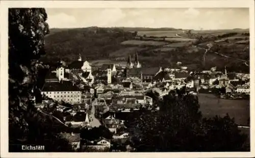 Ak Eichstätt in Oberbayern, Panoramablick auf  historische Gebäude, natürliche Landschaft, Sta...
