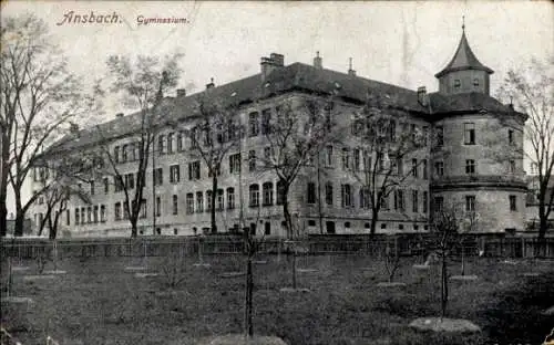 Ak Ansbach in Mittelfranken Bayern,  Gymnasium, große Schulgebäude, Bäume im Vordergrund