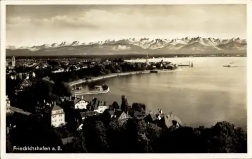 Ak Friedrichshafen am Bodensee, Panoramablick auf den Bodensee, Berge im Hintergrund, Stadtans...