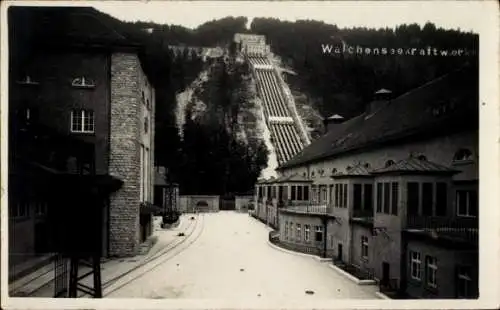 Ak Walchensee Kochel am See, Walchenseekraftwerk, Wasserleitungen, Berge, Industriebau