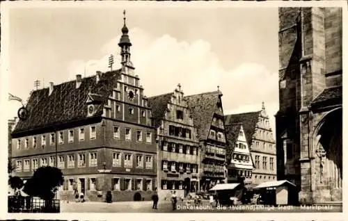 Ak Dinkelsbühl in Mittelfranken, Marktplatz, historische Gebäude, klare Himmel, Schwarz-Weiß-F...