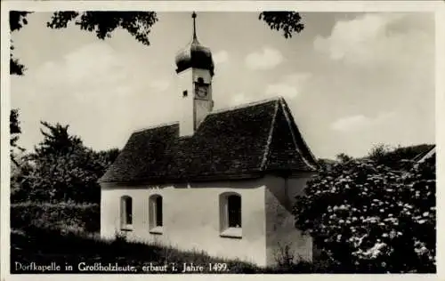 Ak Großholzleute Isny im Allgäu, Dorfkapelle, erbaut 1499, mit Kirchturm, umgeben von Bäumen