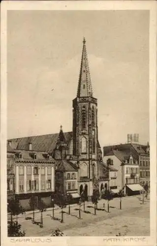 Ak Saarlouis im Saarland, Katholische Kirche, Ansicht von der Straße, historische Architektur