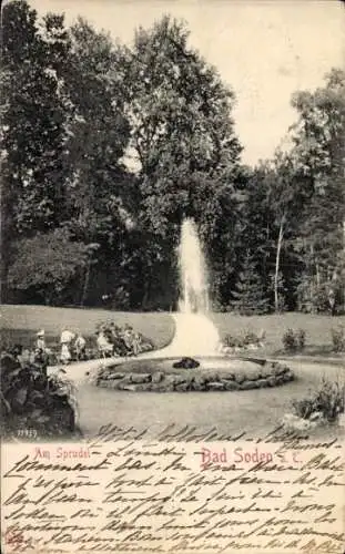Ak Bad Soden am Taunus Hessen, Brunnen, Parklandschaft, Leute sitzen, Wasserfontäne