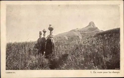 Ak Basutoland Lesotho, Drei Frauen mit Töpfen, Berglandschaft im Hintergrund, Grasfeld