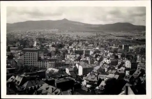 Ak Liberec Reichenberg Stadt, Hohenhabsburg, Stadtansicht mit historischen Gebäuden, Berg im H...