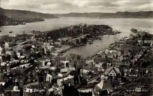 Ak Bergen Norwegen, Panoramaansicht von  Hafen, Berge, Schiffe, historische Architektur