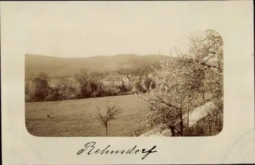 Ak Rehnsdorf Elstra Oberlausitz, Foto mit Landschaft, Gebäude im Hintergrund, Bäume, Offenfeld...