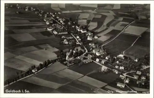 Ak Goldbach Bischofswerda im Kreis Bautzen, Luftaufnahme des Dorfes, landwirtschaftliche Felde...
