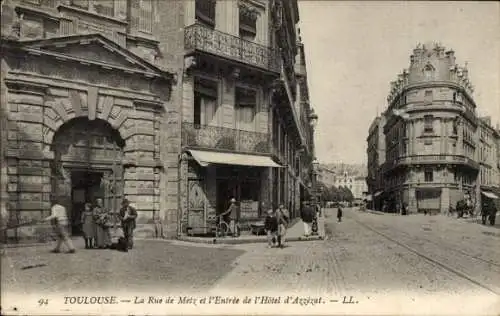 CPA Toulouse Haute-Garonne, La Rue de Metz et l'Entrée de l'Hôtel d'Azzezat