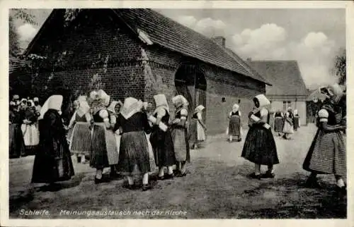 Ak Groß Düben Schleife in der Oberlausitz, Frauen in Tracht, Austausch nach der Kirche,  Umgebung