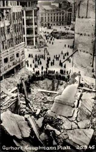 Foto Ak Hamburg Altstadt, Gerhart Hauptmann Platz, Gebäudetrümmer, Bombenkrater, Zerstörung 1945