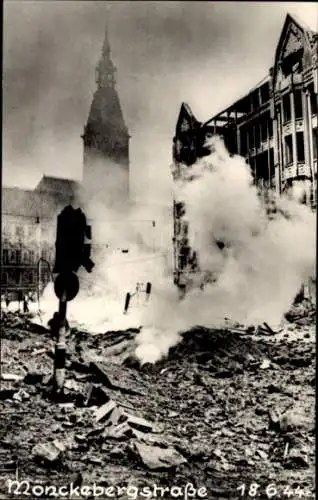 Ak Hamburg Mitte Altstadt, Zerstörte Monckebergstraße, Ruinen, Rauch, Turm im Hintergrund