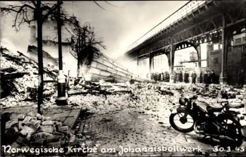 Foto Ak Hamburg Mitte Neustadt, Norwegische Kirche am Johannisbollwerk, Kriegszerstörung 1945