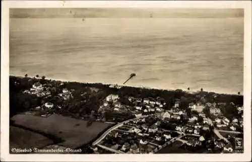 Ak Ostseebad Timmendorfer Strand, Luftaufnahme des Ostseebads, Blick auf die Küste, Wohnhäuser, P