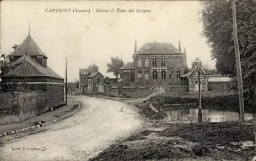 Ak Cartigny Somme, Mairie, École des Garçons, Gebäude, Straße, Teich, Bäume,  Somme