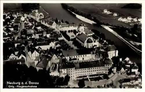 Ak Neuburg an der Donau Oberbayern, Neuburg a.d. Donau vom Flugzeug aus