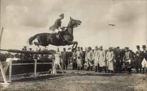 Ak Kronprinz Wilhelm in Schwerin, Springreiten, Deutsche Soldaten in Uniform