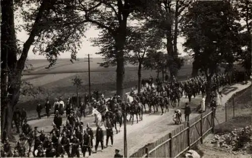 Foto Ak Kaiser Wilhelm II. zu Pferde, Marschierende Soldaten