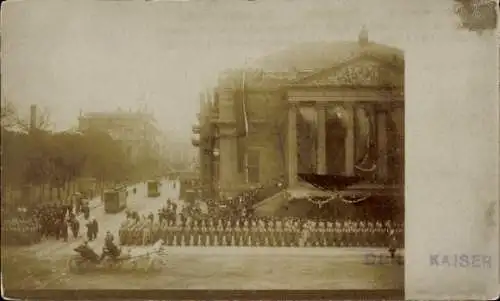 Foto Ak Kaiser Wilhelm II., Schloss, Parade, Deutsche Soldaten