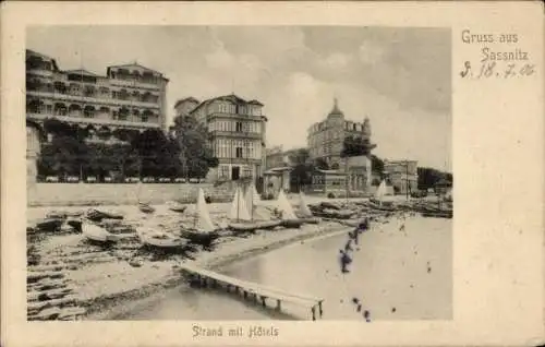 Ak Sassnitz auf Rügen, Strand mit Hôtels,  Architektur, Segelboote, Küstenansicht.