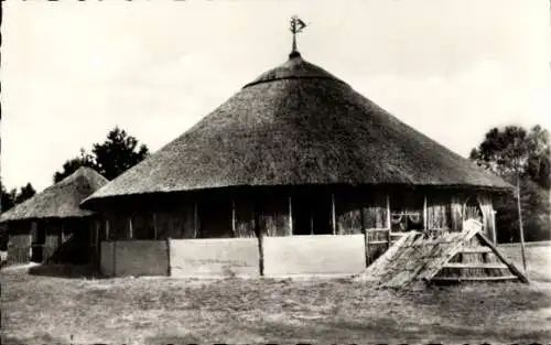 Ak Templin in der Uckermark, Rundes Palaverhaus, Strohdach, ländliche Umgebung