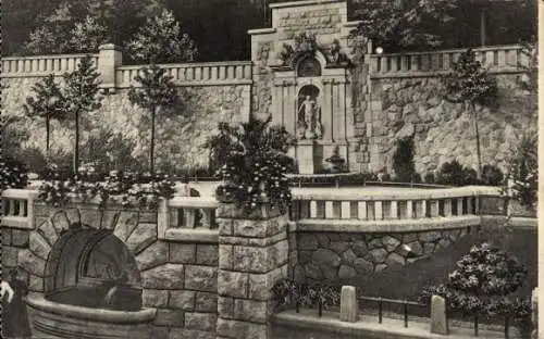 Ak Kaliningrad Königsberg Ostpreußen, Brunnen, Mauer, Bäume, Statue, Grünanlagen