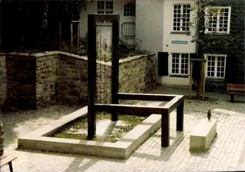 Ak Kettwig Essen im Ruhrgebiet, Weberbrunnen, moderne Brunskunst, Altstadt, gepflasterte Fläche, 