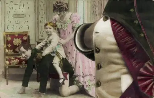 Ak Napoleon lässt Mädchen auf russischem Soldaten reiten