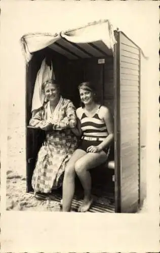 Ak Mutter und Tochter im Strandkorb