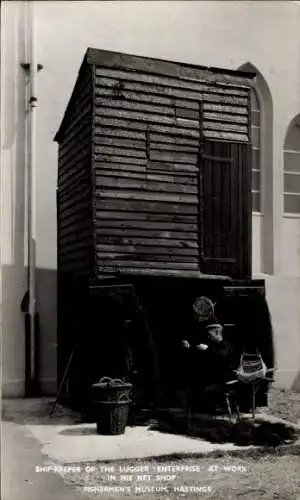 Ak Hastings East Sussex England, Ship-Keeper of the Lugger Enterprise at Work in his Net Shop