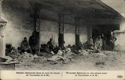 Ak Varreddes Seine et Marne, Verwundete Deutsche im Hof der Schule von Varreddes