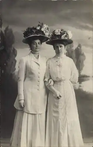 Foto Ak Zwei Frauen, Portrait, Ada Schlupp, Berta Wörmann