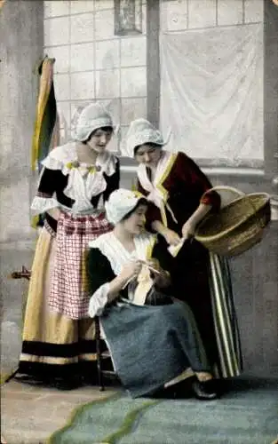 Ak Drei junge Frauen in Trachten, Stricken, Korb
