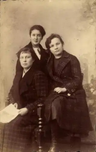 Ak Straßburg Elsass Bas Rhin, Drei Frauen in langen Mänteln und mit ernsten Gesichtsausdrücken.