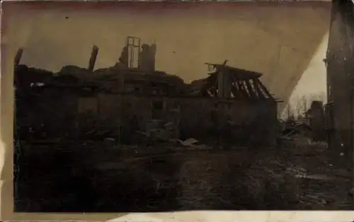 Ak Riesenberger Häuser Sosa Eibenstock im Erzgebirge, Ruine eines Hauses, ein Mann mit einem K...