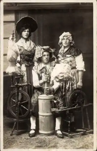 Ak Burgberg im Allgäu, Drei Personen in Tracht stehen vor einer Hauswand. In der Mitte ein Man...