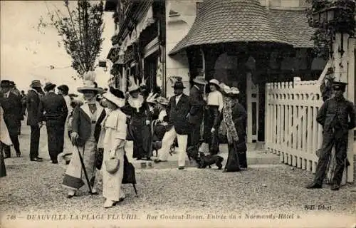 CPA Deauville La Plage Fleurie Calvados, Rue Gontaut-Biron, Entrée du Normandy-Hotel