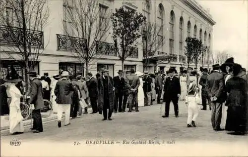 CPA Deauville Calvados, Rue Gontaut Biron, a midi