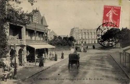 Ak Cabourg Calvados, Grand Hotel, vue prise de la Rue de la Mer