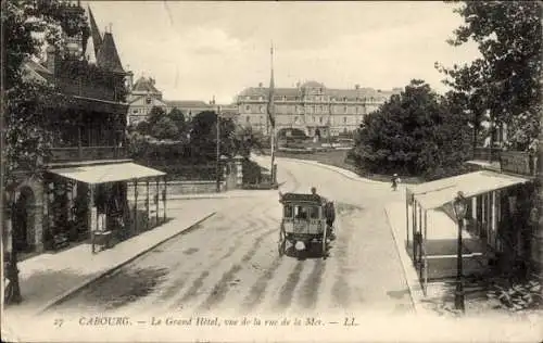 Ak Cabourg Calvados, Grand Hotel, vue de la rue de la Mer