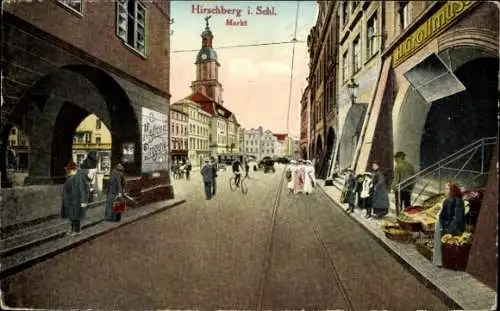Ak Jelenia Gora Hirschberg in Riesengebirge Schlesien, Blick hin zum Markt, Arkaden